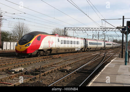 Virgin West Coast livrierter Pendolino Klasse 390 11 Auto elektrische Triebzug bei Gleis 4 verlassen Carlisle Railway station auf der West Coast Main Line. Stockfoto