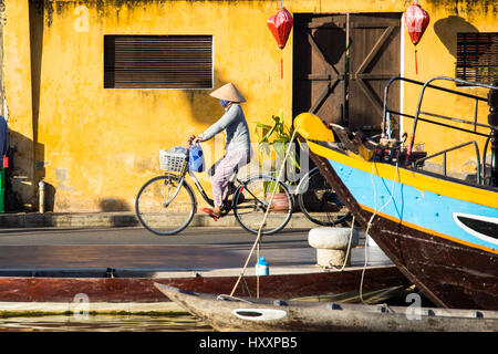 Frau mit dem Fahrrad in Hoi an, Vietnam Stockfoto