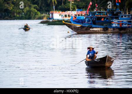 Ruderboot auf dem Fluß in Hoi an, Vietnam Stockfoto