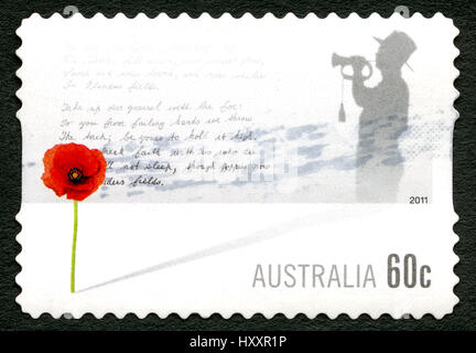 Australien - ca. 2011: Eine gebrauchte Briefmarke aus Australien, Darstellung zur Veranschaulichung der rote Mohn und Wörter aus dem Gedicht In Flanders Fields, circ Stockfoto