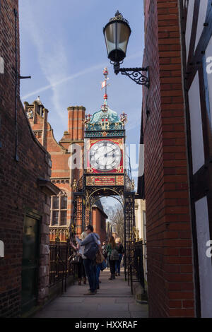 Die kunstvollen Schmiedeeisen Eastgate Clock über Chesters Osttor eine herausragende Wahrzeichen Stockfoto