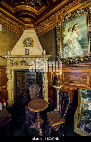 Porträt der Königin Elisabeth von Wied mit Tochter Maria in Arbeit Schrank in Peles Schloss, ehemalige königliche Burg, befindet sich in der Nähe von Sinaia Stadt in Rumänien Stockfoto