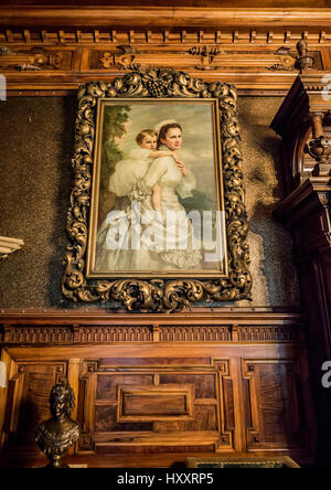 Porträt der Königin Elisabeth von Wied mit Tochter Maria in Arbeit Schrank in Peles Schloss, ehemalige königliche Burg, befindet sich in der Nähe von Sinaia Stadt in Rumänien Stockfoto