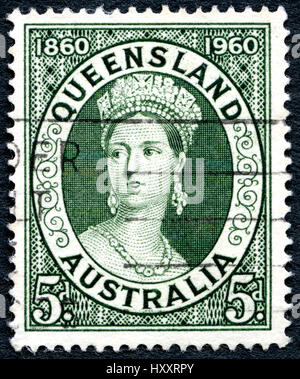 Australien - ca. 1960: Eine gebrauchte Briefmarke aus Australien, zeigt ein Porträt von Königin Victoria und zum Gedenken an die Hundertjahrfeier des Queensland pos Stockfoto