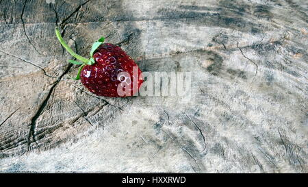 Erdbeere auf einem Holztisch. Erdbeer-Aroma und Duft sind beliebt, Erdbeere sind weit verbreitet in einer Vielzahl von Fertigung, einschließlich Getränke Stockfoto