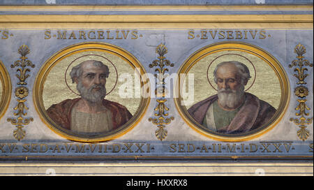Das Symbol auf der Kuppel mit dem Bild des Papstes Marcellus und Eusebius, der Basilika Sankt Paul vor den Mauern, Rom Stockfoto