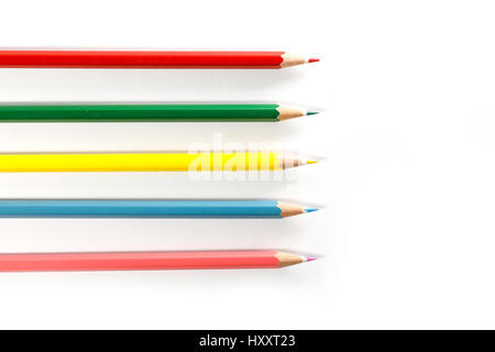 Farbstiften zu arrangieren, in einer Reihe auf weißem Hintergrund Stockfoto