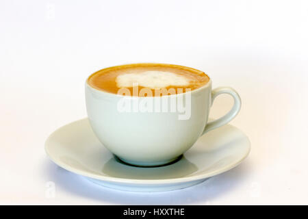 Cappuccino in eine Tasse und Untertasse Stockfoto