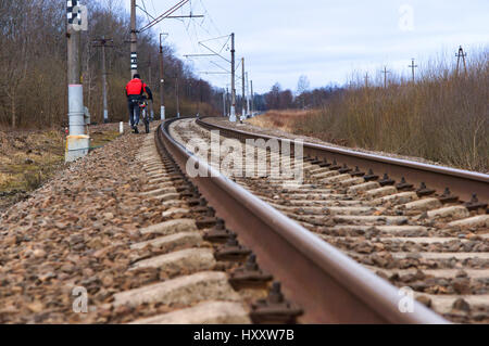 mit dem Fahrrad entlang der Bahntrasse auf dem Hügel zu gehen Stockfoto