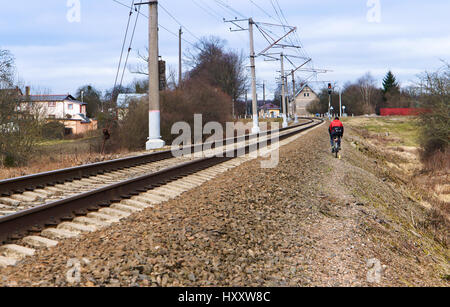 mit dem Fahrrad entlang der Bahntrasse auf dem Hügel zu gehen Stockfoto