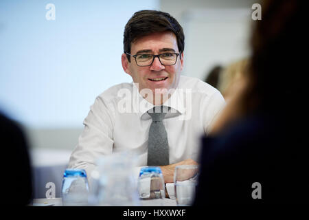 Interviewt von Granada lokale ITV Fernsehen ANDY BURNHAM Labour Kandidat für die Greater Manchester Bürgermeister Stockfoto