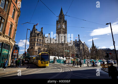 Metrolink zweite Kreuzung übergibt Rathaus von Manchester City Council in Albert Square Manchester, England, UK.    Rathaus von Manchester ist ein viktorianisches, Stockfoto