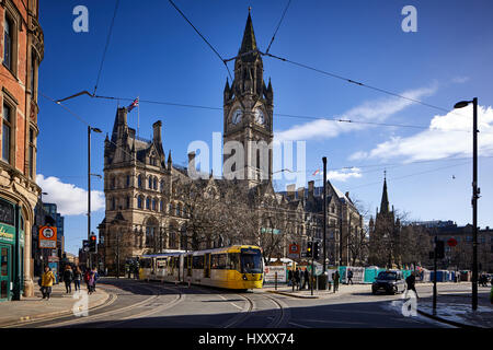 Metrolink zweite Kreuzung übergibt Rathaus von Manchester City Council in Albert Square Manchester, England, UK.    Rathaus von Manchester ist ein viktorianisches, Stockfoto