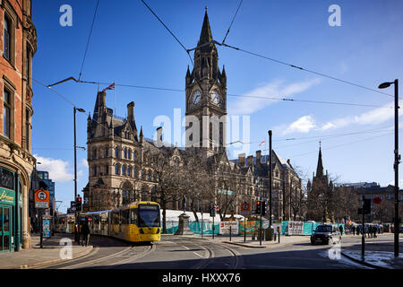 Metrolink zweite Kreuzung übergibt Rathaus von Manchester City Council in Albert Square Manchester, England, UK.    Rathaus von Manchester ist ein viktorianisches, Stockfoto