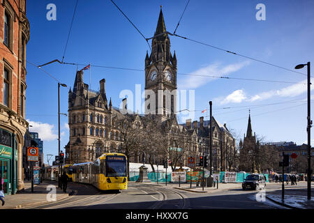 Metrolink zweite Kreuzung übergibt Rathaus von Manchester City Council in Albert Square Manchester, England, UK.    Rathaus von Manchester ist ein viktorianisches, Stockfoto