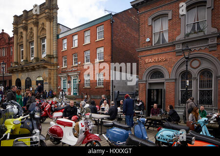 Stockport Markt Bäcker Pub Banktresor Mods zeigen ihre Fahrräder in Stockport Merseyway, Cheshire. Stockfoto