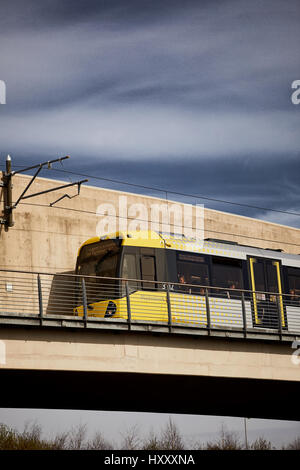 nähert sich Central Park Straßenbahnhaltestelle Oldham Rochdale Linie Greater Manchester der Metrolink Stadtbahn vorbei an der scharfen Projekt, England, UK. Stockfoto