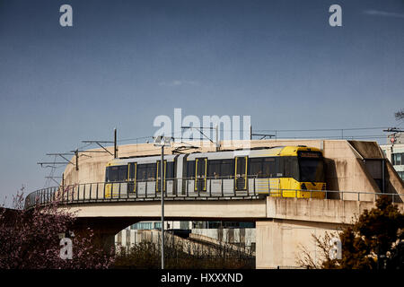 nähert sich Central Park Straßenbahnhaltestelle Oldham Rochdale Linie Greater Manchester der Metrolink Stadtbahn vorbei an der scharfen Projekt, England, UK. Stockfoto