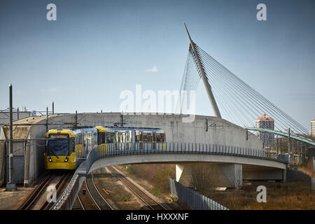 Abfahrt vom Central Park Straßenbahn stoppen Oldham Rochdale Linie Greater Manchester der Metrolink Stadtbahn vorbei an der scharfen Projekt, England, UK. Stockfoto