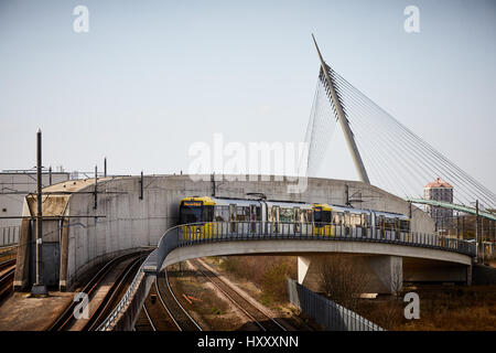 Abfahrt vom Central Park Straßenbahn stoppen Oldham Rochdale Linie Greater Manchester der Metrolink Stadtbahn vorbei an der scharfen Projekt, England, UK. Stockfoto