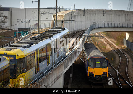 Abfahrt vom Central Park Straßenbahn stoppen Oldham Rochdale Linie Greater Manchester der Metrolink Stadtbahn vorbei an der scharfen Projekt, England, UK. Stockfoto