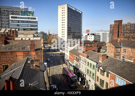 Bridge Street Manchester Stadtzentrum suchen in Salford und die Kathedrale auf die Skyline, England, UK. Stockfoto