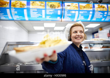 Hollands Kuchen und Pommes frites serviert an Armstrongs Fish & Chips Shaw, Oldham,, Gtr Manchester, England, UK. Stockfoto