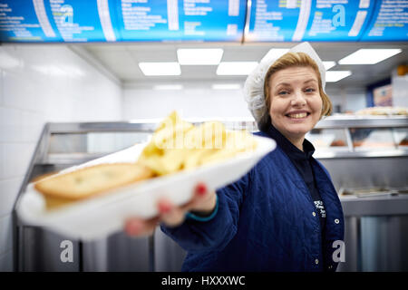 Hollands Kuchen und Pommes frites serviert an Armstrongs Fish & Chips Shaw, Oldham,, Gtr Manchester, England, UK. Stockfoto