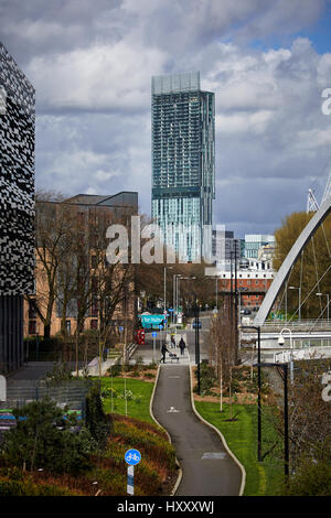 Hulme Arch und MMU moderne Universität Campus Frames der Skyline und Beetham Tower South Manchester, England, UK Stockfoto