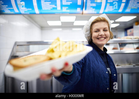 Hollands Kuchen und Pommes frites serviert an Armstrongs Fish & Chips Shaw, Oldham,, Gtr Manchester, England, UK. Stockfoto