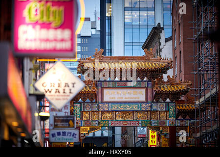 Chinesischer Bogen in Chinatown Manchester, England, UK. Stockfoto