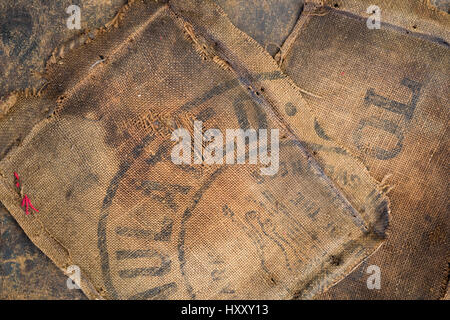 Old dirty hessische Sackbeutel gestempelt als Polster materiellen Hintergrund verwendet Stockfoto