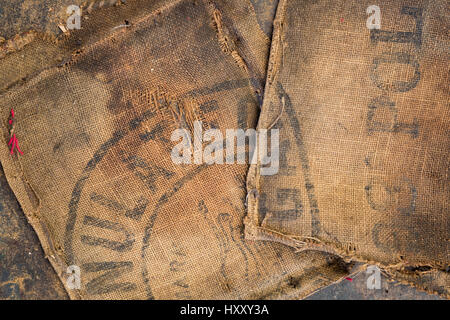 Old dirty hessische Sackbeutel gestempelt als Polster materiellen Hintergrund verwendet Stockfoto