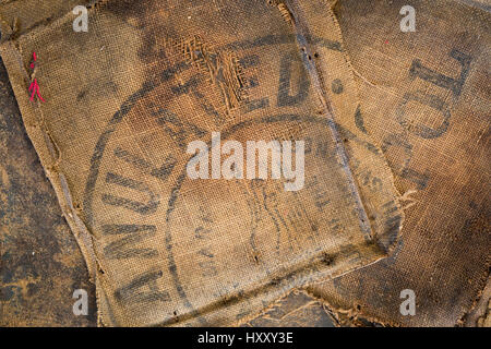 Old dirty hessische Sackbeutel gestempelt als Polster materiellen Hintergrund verwendet Stockfoto