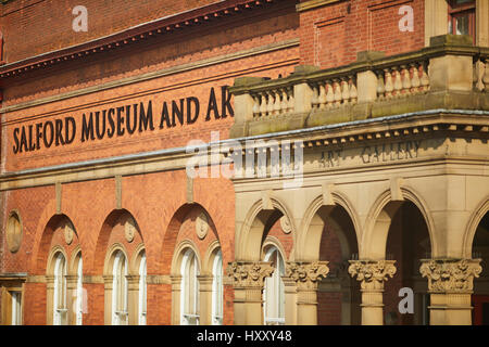 Außenseite des Salford Museum und die Kunstgalerie Salford Universität Peel Park Campus ursprünglich Royal Museum und Stadtbibliothek in Gtr Manchester, England Stockfoto