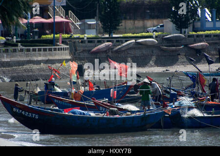 Traditionelle Fischerboote im Hafen von Vũng Tàu, Vietnam. Stockfoto