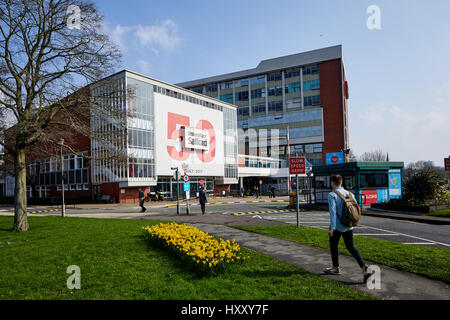 Studenten, die Ankunft in Salford Universität Maxwell Hosue in Gtr Manchester, England, UK. Stockfoto