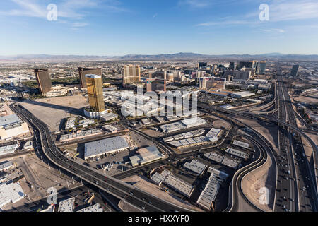 Las Vegas, Nevada, USA - 13. März 2017: Luftaufnahme des Las Vegas Resorts, Straßen und interstate 15. Stockfoto