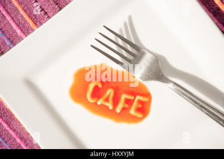 Café-Schild geschrieben einen Teller mit Nudeln in Tomatensauce Stockfoto
