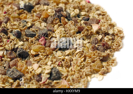 Nahaufnahme von Frucht und Nuss Müsli auf weiß Stockfoto