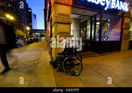 Ein Obdachloser mit einer USA-Jacke in einem Rollstuhl in St. Louis USA Stockfoto