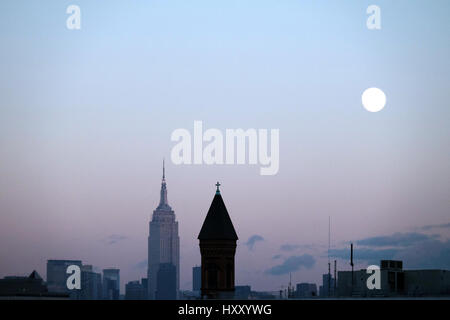 Vollmond über New York City und das Empire State Building und eine Kirche in der Abenddämmerung