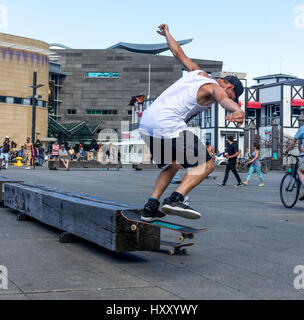 Wellington, Neuseeland - 10. Februar 2017: Junge Skater skating Tricks am Wellington Wasser tut. Stockfoto