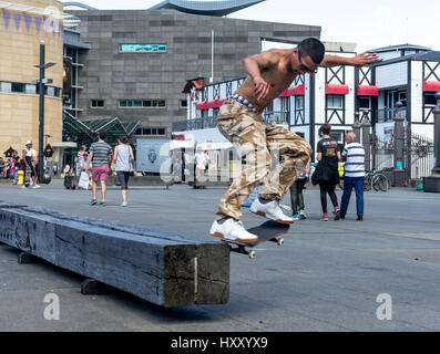 Wellington, Neuseeland - 10. Februar 2017: Junge Skater skating Tricks am Wellington Wasser tut. Stockfoto