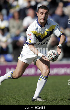 JON CLARKE WARRINGTON WOLVES RLFC HALLIWELL JONES STADIUM WARRINGTON 10. April 2005 Stockfoto