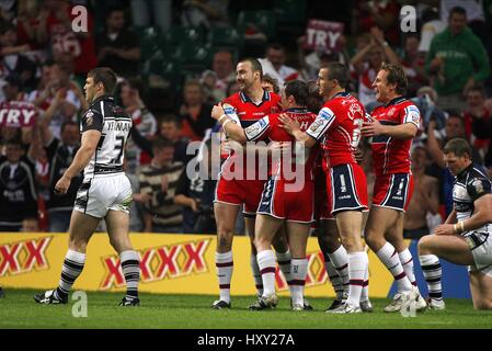 PAUL COOKE & TEAM feiern HULL FC V Rumpf KR MILLENIUM Stadion CARDIFF WALES 5. Mai 2007 Stockfoto