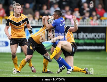 KYLE EASTMOND ANGEGANGEN, indem HUDSO CASTLEFORD TIGERS V ST. HELENS die Dschungel CASTLEFORD ENGLAND 5. April 2010 Stockfoto