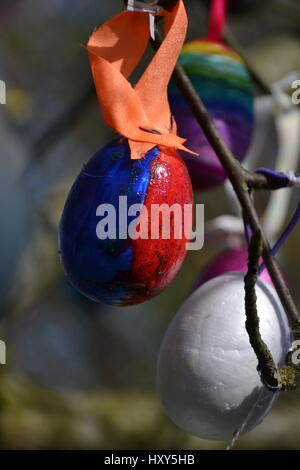 Easter Egg Baum, die von den Kindern in der Princes Risborough, Buckinghamshire, England, UK Stockfoto