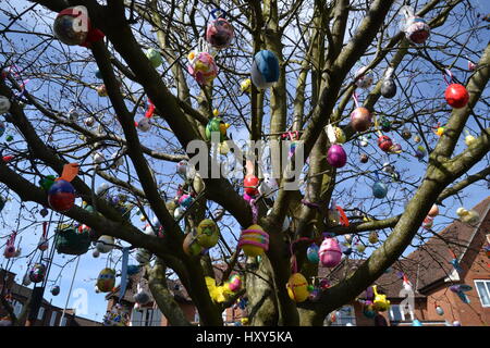 Easter Egg Baum, die von den Kindern in der Princes Risborough, Buckinghamshire, England, UK Stockfoto
