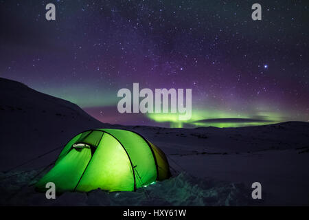 Zelten unter der aurora Stockfoto